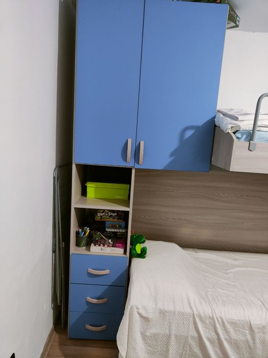 Mobilier complet pentru camera copil – 3 paturi, dulap și spații generoase de depozitare!