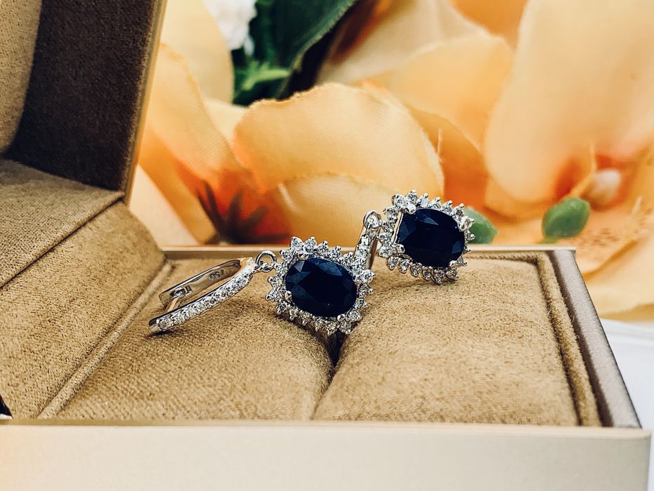 Изящные золотые серьги с бриллиантами и Сапфирами