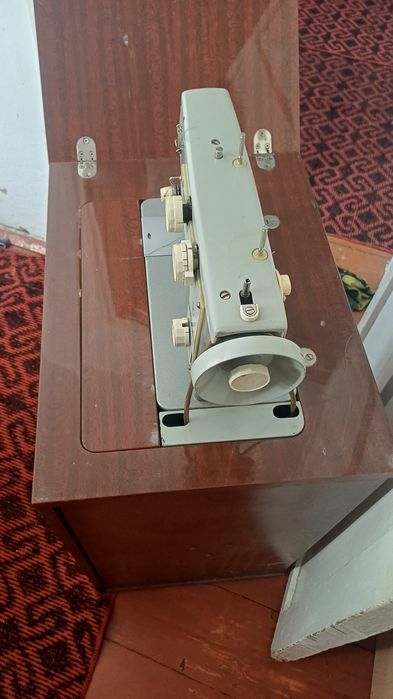 Продам швейную машинку