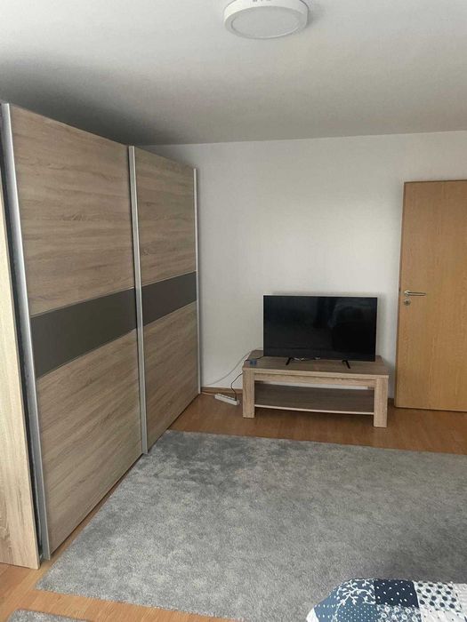 Dau in  chirie apartament cu o camera, transformat in doua camere , are parcare subterana.