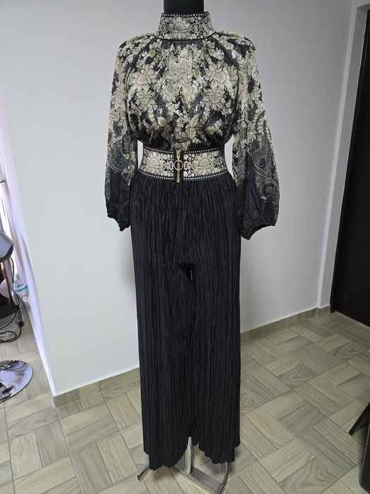 Pantaloni largi din vascoza plisati, cu banda elastica lata în talie