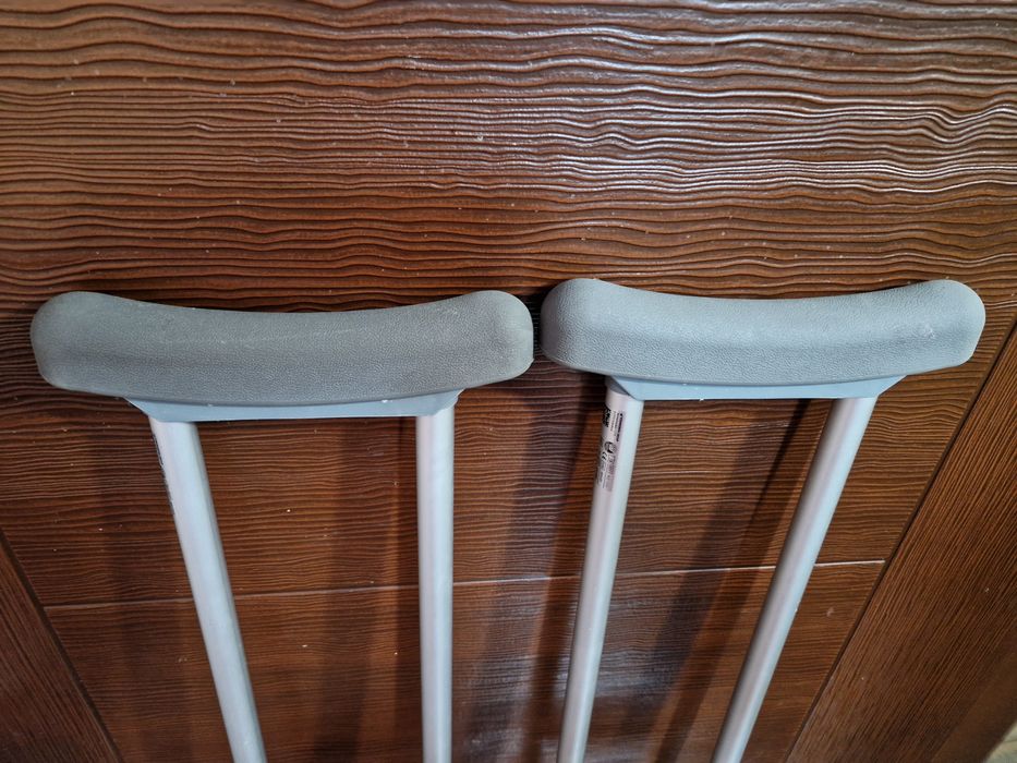 Продавам чистонови патерици и ортеза за фиксация на глезен