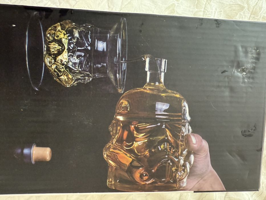 Бутылка и стаканы в виде Дарт Вейдера