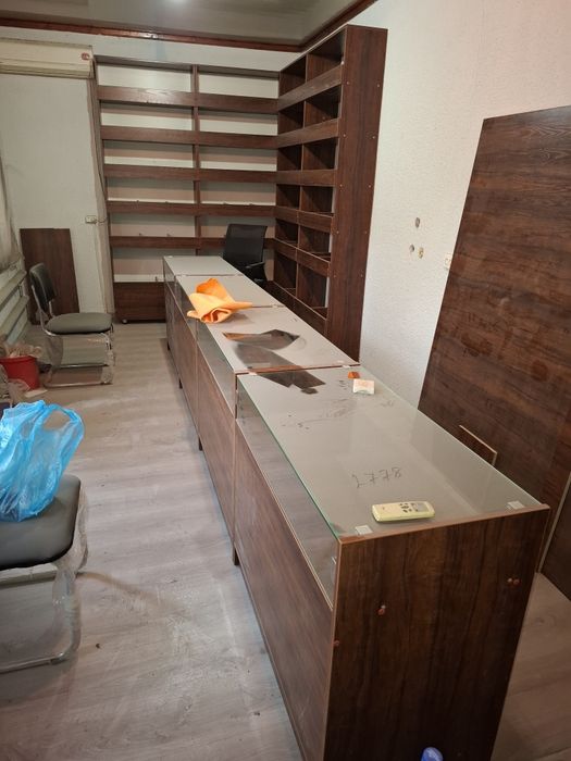 Продаётся стол витрина