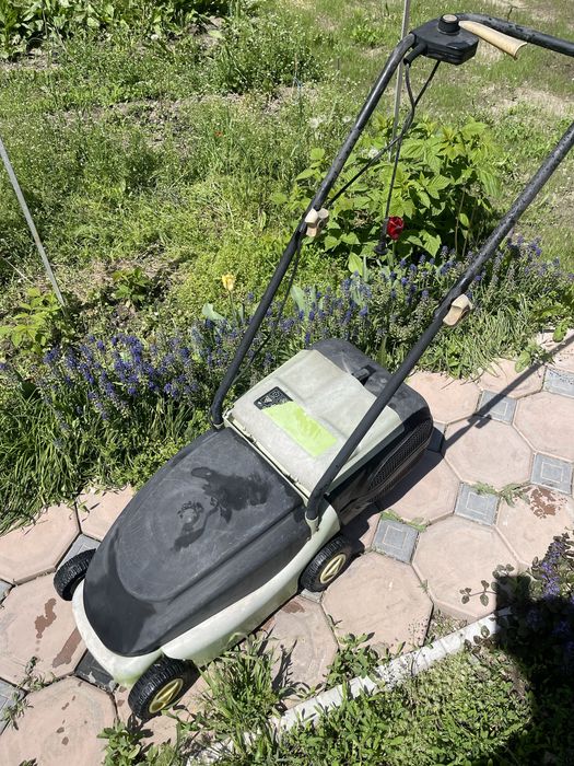 Продам газонокосилку