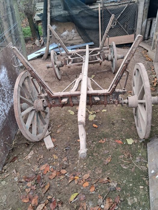 Căruță veche de lemn