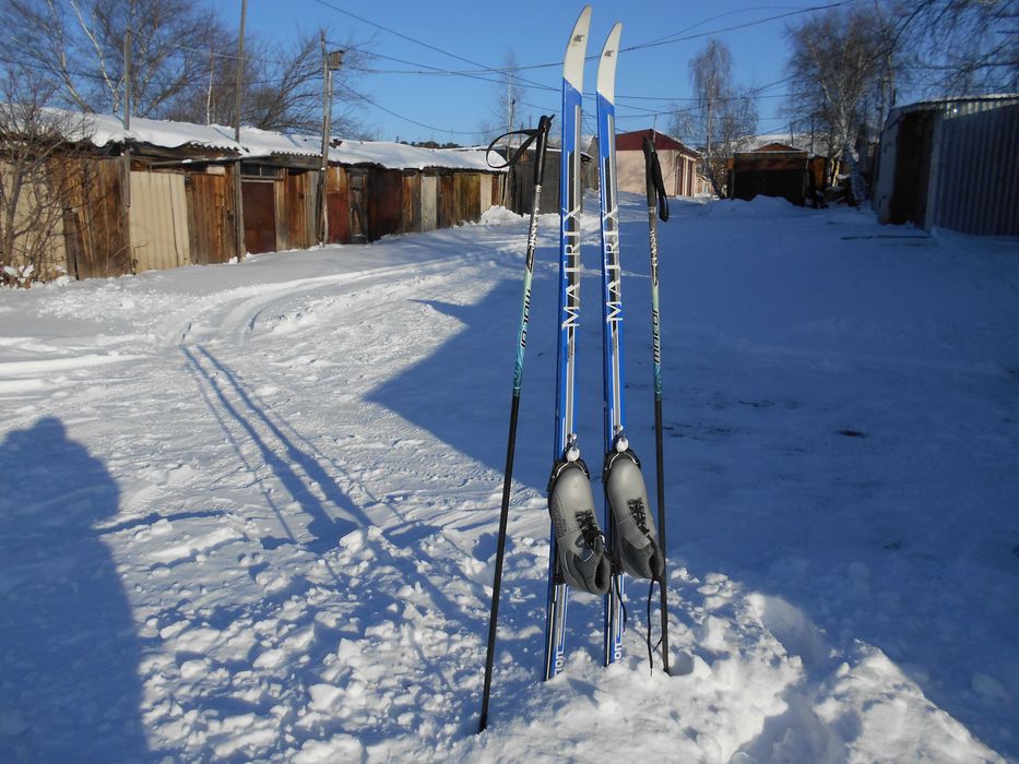 Продам лыжи с ботинками