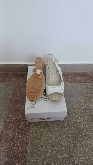 Sandale albe din piele naturala si talpa ortopedica (toc inalt)