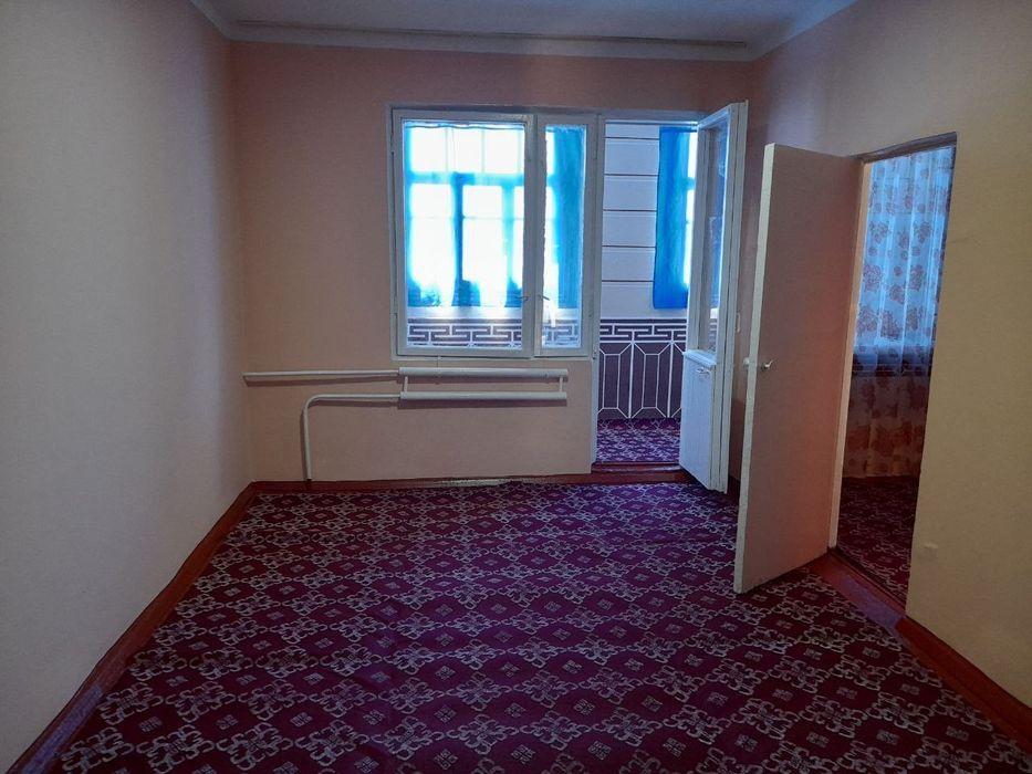 Олмалиқ шаҳар московскийда 1- хонали 4- этаж квартира сотилади