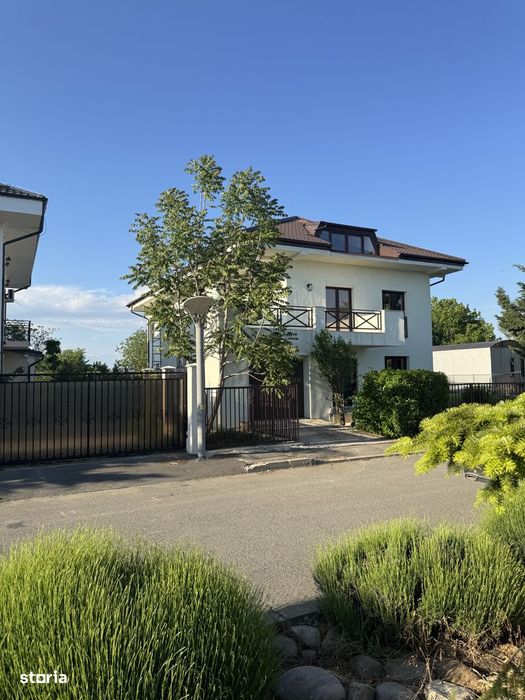 Particular , vila reprezentativa in cartier privat , pe malul lacului