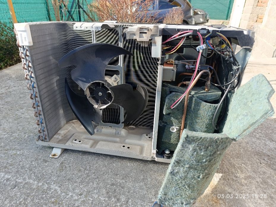 Продавам един брой климатик с изгорял компресор