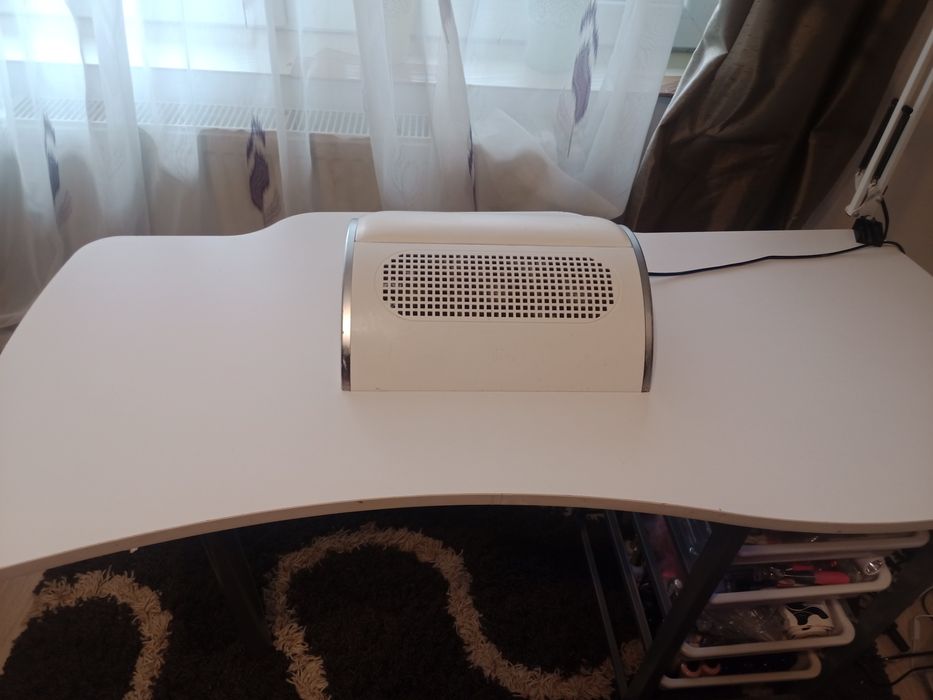 Masa manichiura cu aspirator de 40w.
