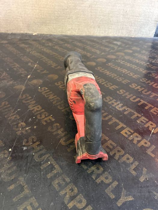 Милуоки прав трион ъглошлайф на батерии