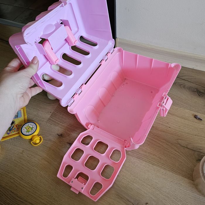 Кученце с чанта за транспорт, Ветеринар