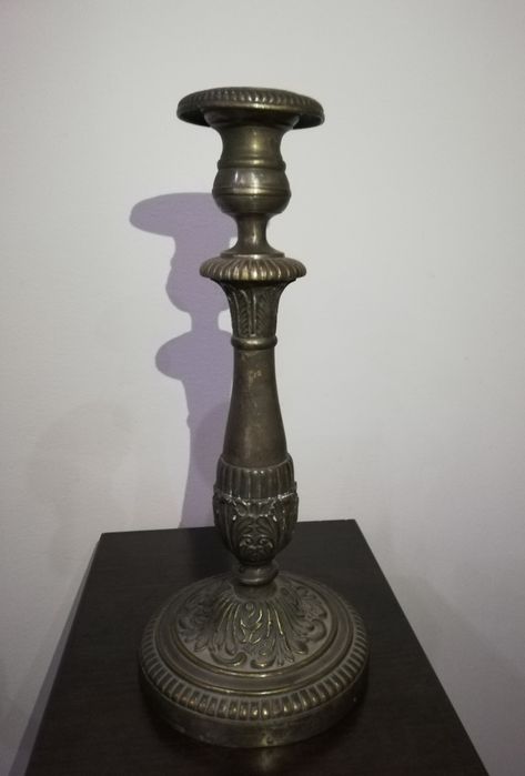 Много красив, стар свещник за една свещ.