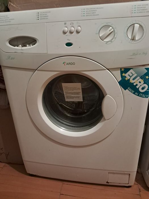 стиральная машина и ковёр.