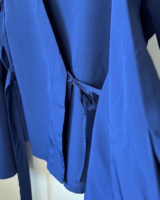 Синя риза “прегърни ме” с дълги камбанка ръкави NA-KD