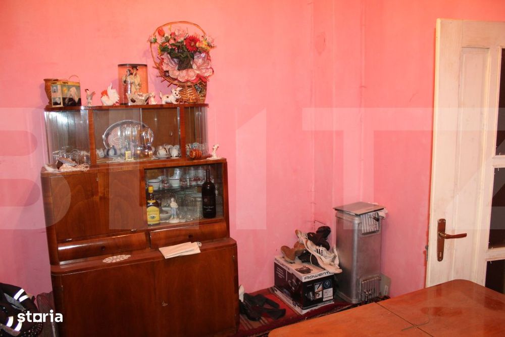 Casa traditionala cu curte generoasa, in centrul localitatii Valcele