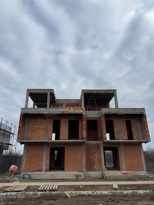 Cladire tip duplex cu 2 apartamente