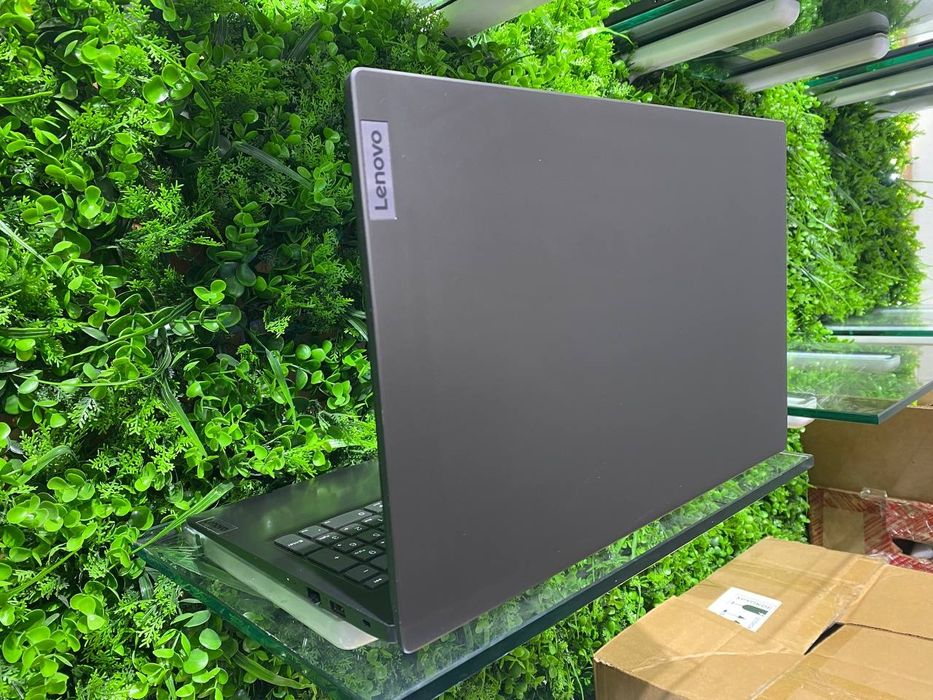 Lenovo ryzen 7-5700U ddr4 8/256 SSD