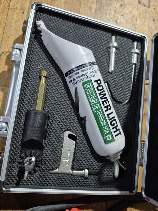 Detector de tensiune si descarcator retea