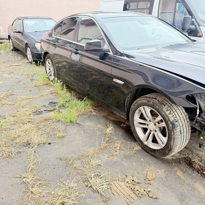 Продавам бмв ф10 520 184 к.с на части двигател и кутия са продадени !