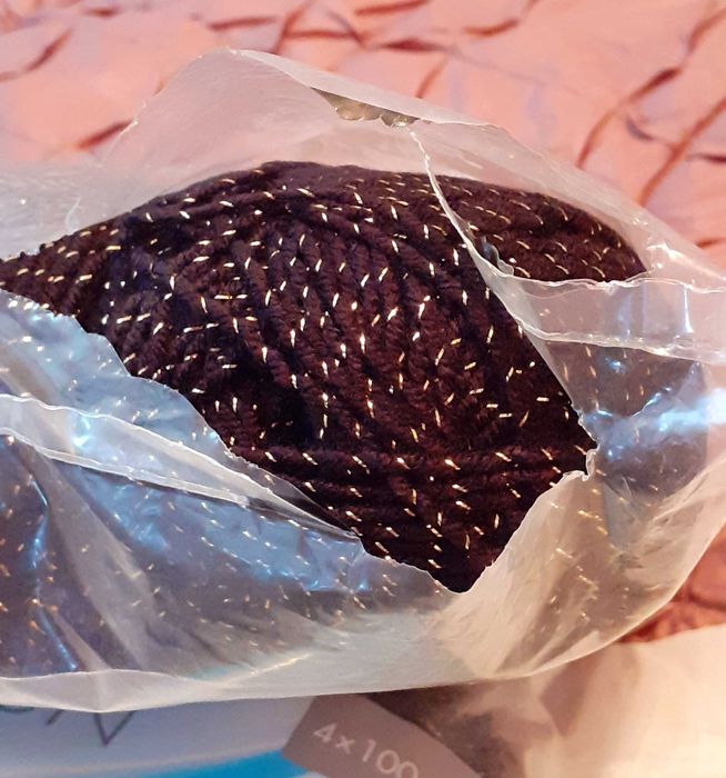 8 гранки черна прежда с лъскава нишка