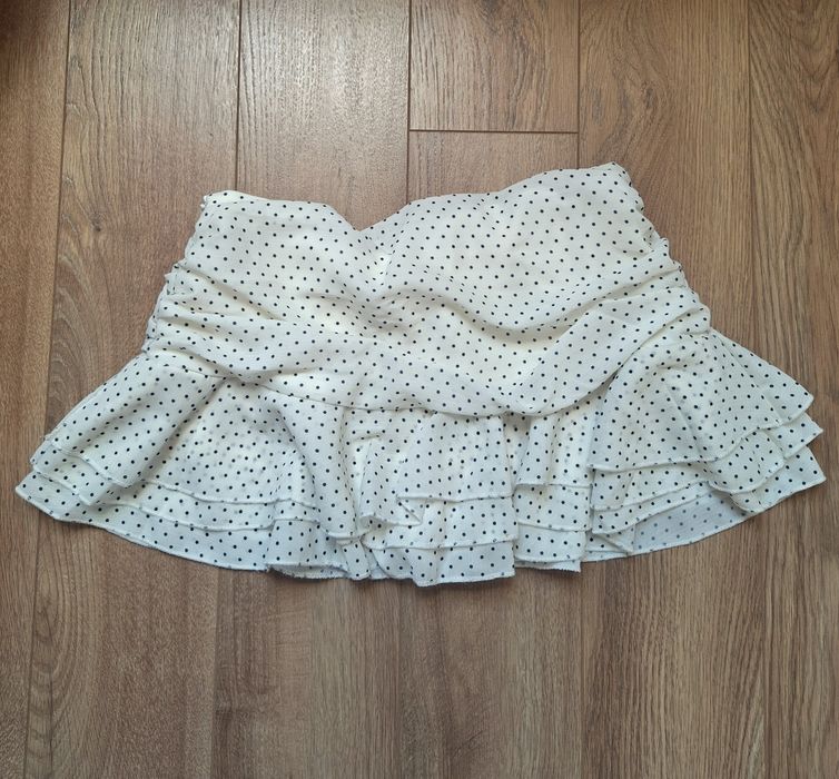 пола - бяла на черни точки