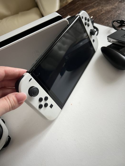 Consola Nintendo Switch OLED cu husa si 2 jocuri incluse