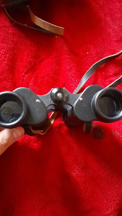 vând binoclu anii 1990 în husă de piele