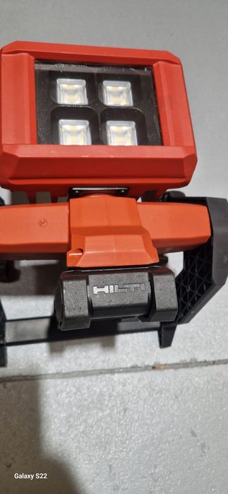 Hilti , Milwaukee reflector  pe acumulator