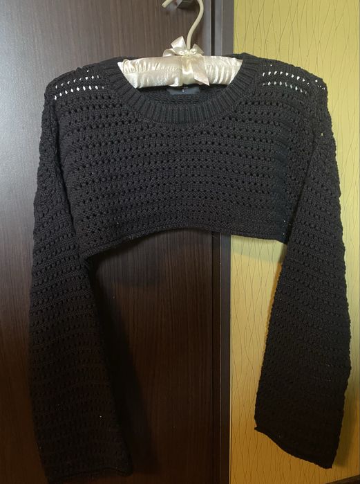 Pulover Cropp, model scurt cu mâneci lungi si găurele.