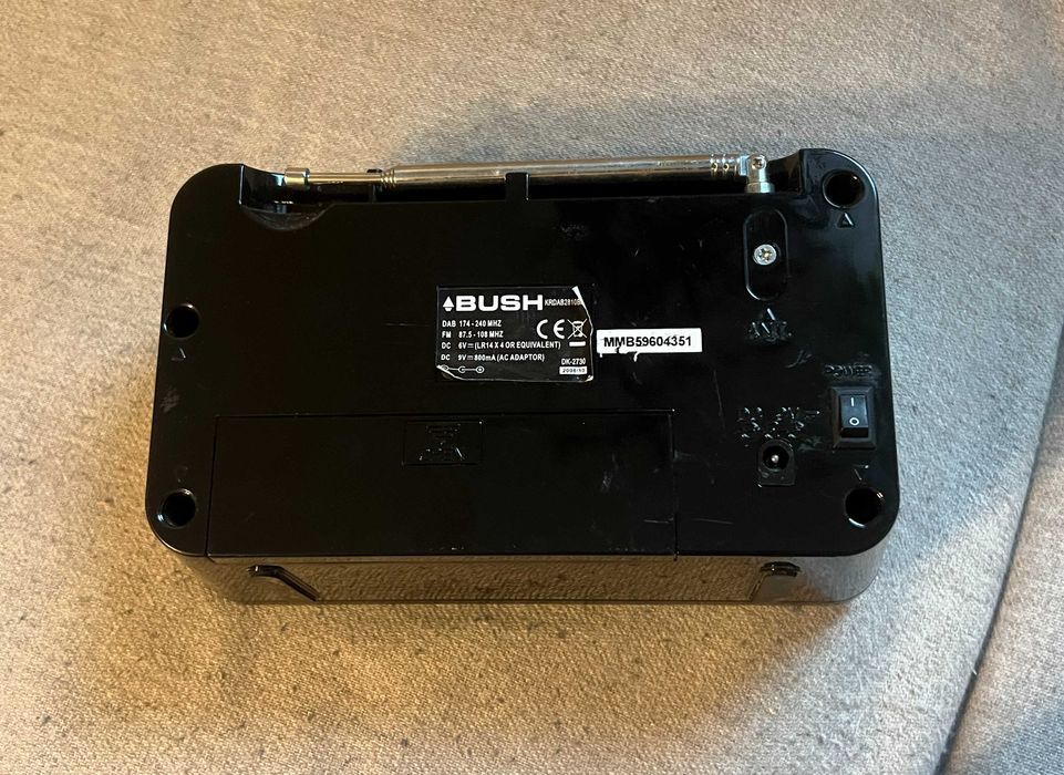 Radio digital portabil Bush DAB FM cu antena telescopica