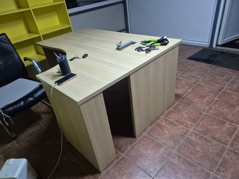 Vând birou din lemn in stare foarte bună
