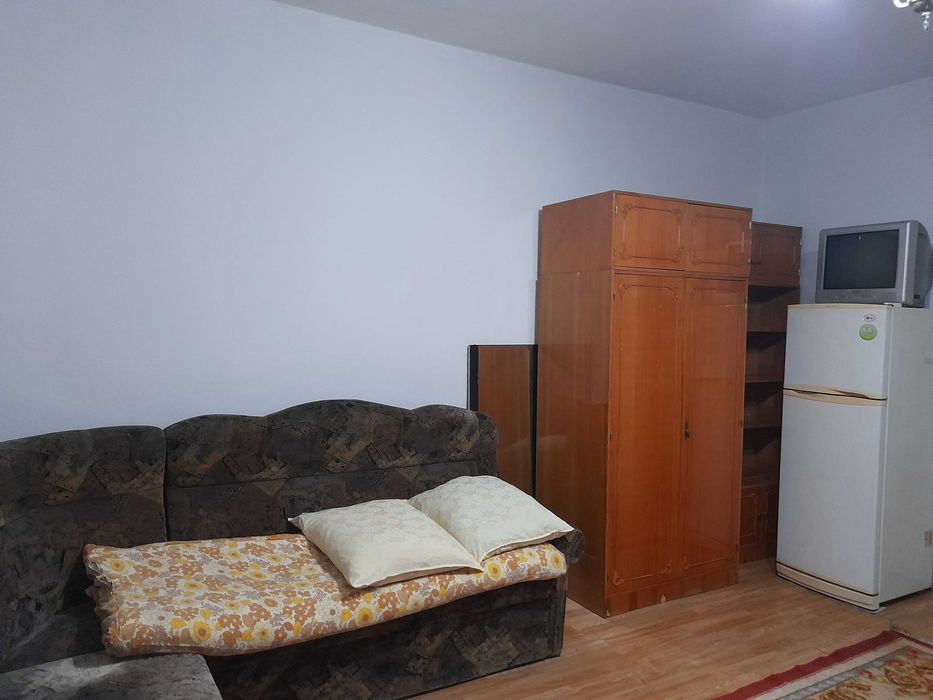 Inchirez apartament cu o camera mare la casa langa Lotus Center