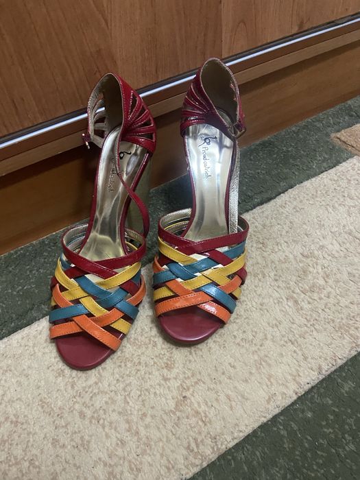 Продам босоножки