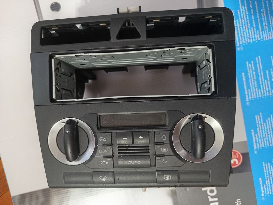 Еденичен дин audi a3 8p комплект със климатроник и подсветка