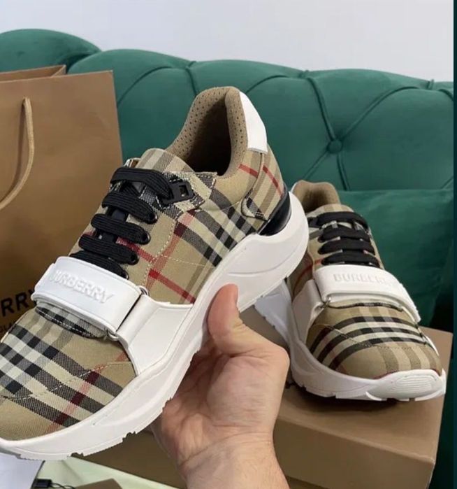 Adidași Burberry