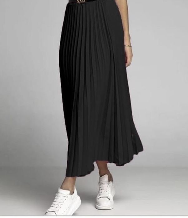 Длинная чёрная плиссированная юбка