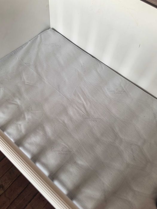 Детско креватче.. Много малко ползвано... Матрак Pierre Cardin