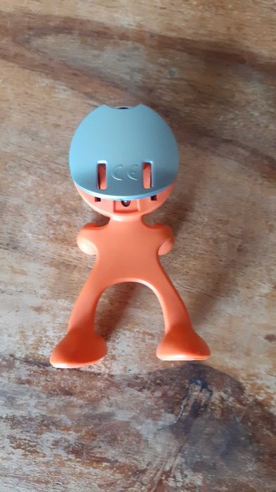 човече часовник детски поставка за химикалка и бележки