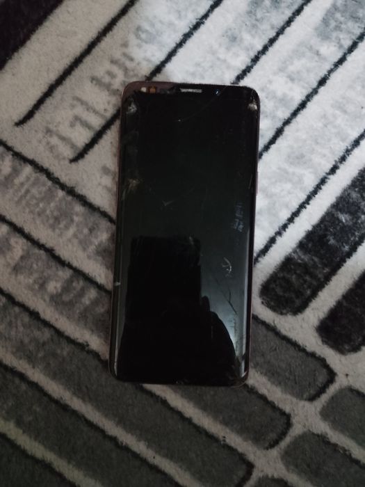 Vând Samsung S9.