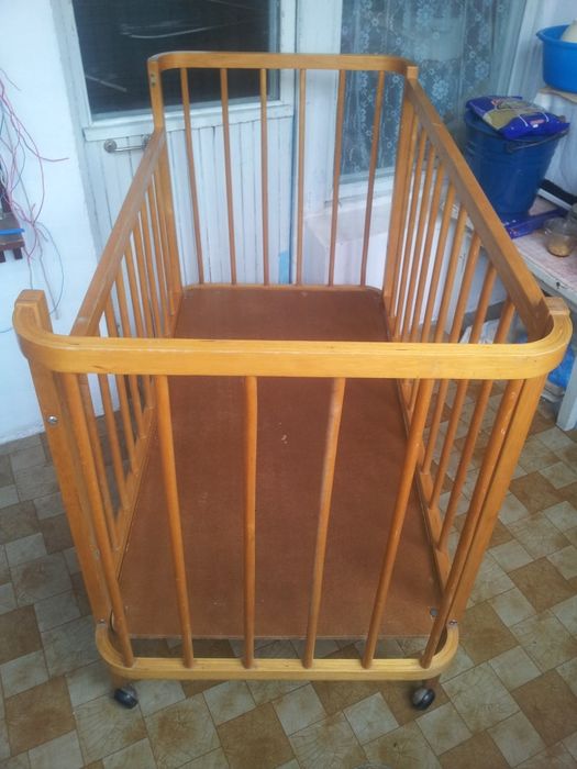 Детская деревянная кровать.