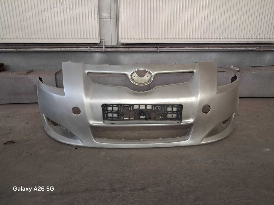 Cutie de viteze si bară față cu proiectoare Toyota Auris