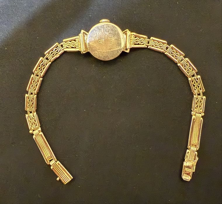 Тилла+бриллиант соат сотилади