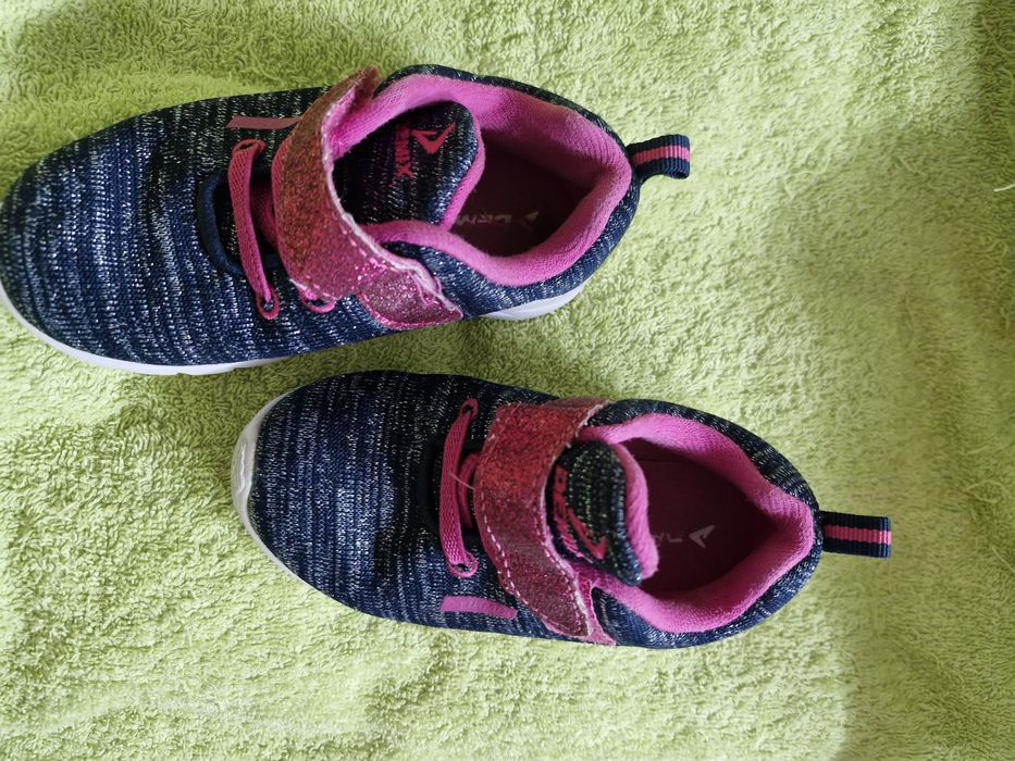 Продам кроссовки детские