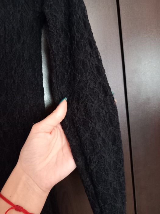 Рокля с гол гръб