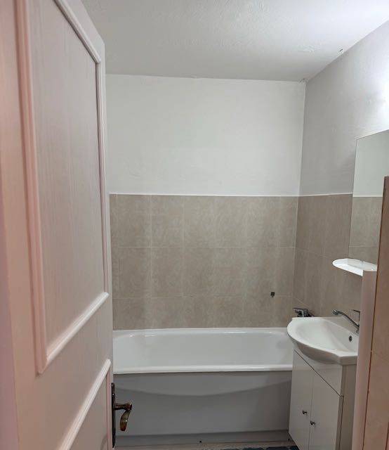 Închiriez apartament mobilat utilat + parcare