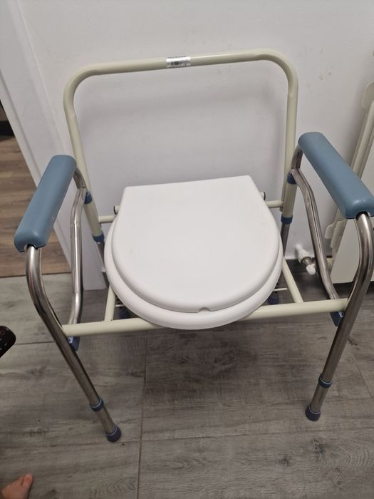 Scaun de toaleta pliabil, inaltime ajustabila, design antiderapant