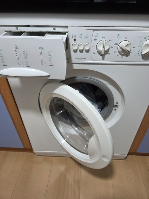 Продаю  стиральную машину Indesit